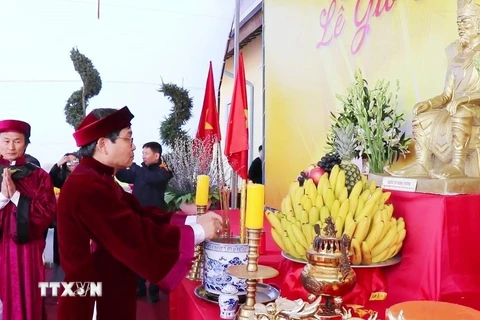 Đại sứ Việt Nam tại Ba Lan Vũ Đăng Dũng dâng hương tưởng niệm các Vua Hùng. (Nguồn: TTXVN phát)