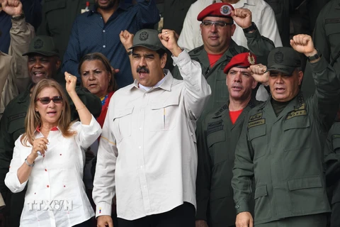 Tổng thống Venezuela Nicolas Maduro (thứ 2 trái) và Bộ trưởng Quốc phòng Venezuela Vladimir Padrino (phải) tại lễ kỷ niệm 10 năm thành lập Lực lượng dân quân quốc gia Bolivar ở Caracas, Venezuela ngày 13/4. (Nguồn: AFP/TTXVN)