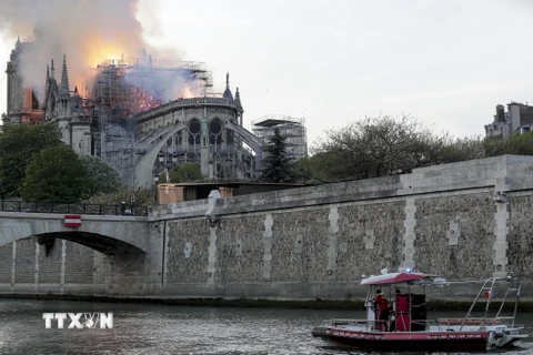 Hiện trường vụ hỏa hoạn tại Nhà thờ Đức Bà ở Paris ngày 15/4/2019. (Nguồn: THX/TTXVN)