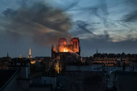 Hiện trường vụ cháy Nhà thờ Đức Bà Paris. (Nguồn: Getty Images)