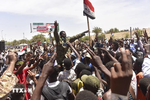 Hàng nghìn người biểu tình tập trung bên ngoài trụ sở quân đội tại thủ đô Khartoum ngày 14/4. (Nguồn: AFP/TTXVN)