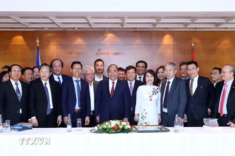 Thủ tướng Nguyễn Xuân Phúc tiếp lãnh đạo Liên hiệp Hội người Việt Nam tại châu Âu. (Ảnh: Thống Nhất/TTXVN)
