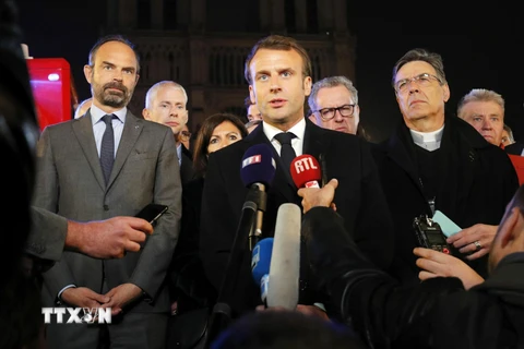 Tổng thống Pháp Emmanuel Macron (giữa), Thủ tướng Edouard Philippe (trái) và Bộ trưởng Văn hóa Franck Riester (thứ 2, trái) thị sát hiện trường vụ cháy Nhà thờ Đức Bà ở Paris ngày 15/4/2019. (Nguồn: AFP/TTXVN)