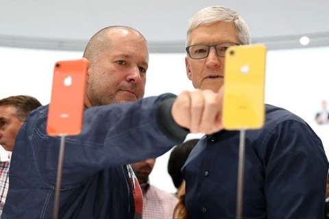 Giám đốc thiết kế Jony Ive (trái) và CEO Apple Tim Cook bên cạnh chiếc iPhone XR tại sự kiện ngày 12/9/2018 ở Cupertino, California. (Nguồn: Getty Images)