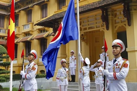 Nghi thức thượng cờ ASEAN tại Trụ sở Bộ Ngoại giao. (Ảnh: Lâm Khánh/TTXVN)