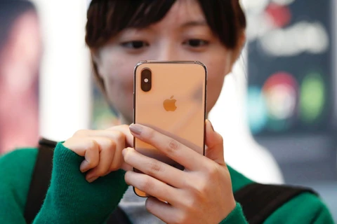 Một khách hàng xem mẫu iPhone XS tại cửa hàng Apple Store ở Tokyo, Nhật Bản. (Nguồn: Getty Images)