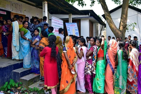 Cử tri xếp hàng vào bỏ phiếu ở một điểm bầu cử ở bang Assam, Ấn Độ. (Nguồn: Reuters)