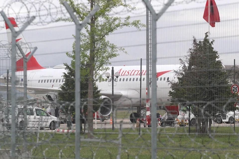Chiếc máy bay của hãng hàng không Austrian Airlines bị nhóm cướp tấn công ở sân bay quốc tế Tirana. (Nguồn: LSA)