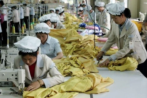 Công nhân Triều Tiên làm việc trong khu công nghiệp Kaesong. (Nguồn: asianews.it)