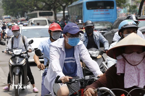 Người dân Thủ đô tham gia giao thông trên tuyến đường Minh Khai-Tam Trinh trong nắng nóng gần 40 độ C. (Ảnh: Doãn Tấn/TTXVN)