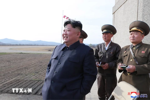 Nhà lãnh đạo Triều Tiên Kim Jong-un theo dõi vụ thử nghiệm vũ khí mới ngày 18/4. (Nguồn: YONHAP/TTXVN)