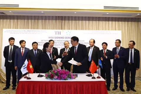 Thủ tướng Nguyễn Xuân Phúc và các đại biểu chứng kiến Lễ ký Biên bản ghi nhớ hợp tác. (Ảnh: Thống Nhất/TTXVN)