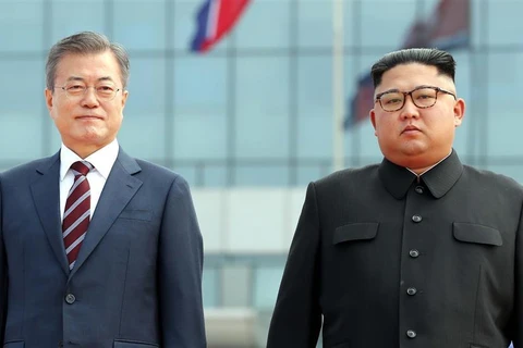 Tổng thống Hàn Quốc Moon Jea-in và nhà lãnh đạo Triều Tiên Kim Jong-un. (Nguồn: Getty Images)