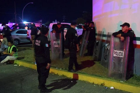 Cảnh sát đứng gác bên ngoài trại tam giam người nhập cư trái phép Siglo XXI. (Nguồn: Reuters)