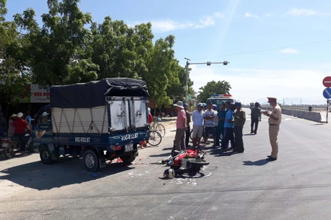 Xe tải va chạm xe máy trên quốc lộ 1A làm 2 người thương vong