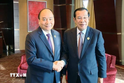 Thủ tướng Nguyễn Xuân Phúc gặp Thủ tướng Campuchia Samdec Techo Hunsen. (Nguồn: TTXVN)