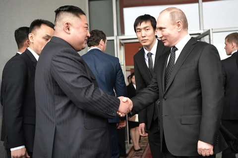 Tổng thống Nga Vladimir Putin (phải) và nhà lãnh đạo Triều Tiên Kim Jong-un (trái) sau cuộc hội đàm tại Trường Đại học Liên bang Viễn Đông ở đảo Rusky thuộc Vladivostok ngày 25/4/2019. (Nguồn: AFP/TTXVN)