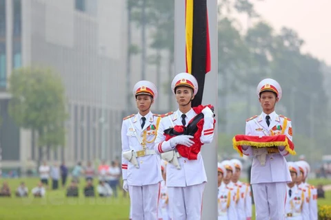 Thực hiện nghi thức treo cờ rủ trong ngày Quốc tang, tại quảng trường Ba Đình, Hà Nội. (Nguồn: Vietnam+)