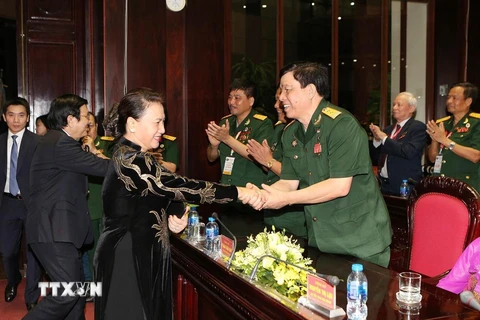Chủ tịch Quốc hội Nguyễn Thị Kim Ngân gặp gỡ các đị biểu dự chương trình Tri ân đồng đội. (Ảnh: Dương Giang/TTXVN)