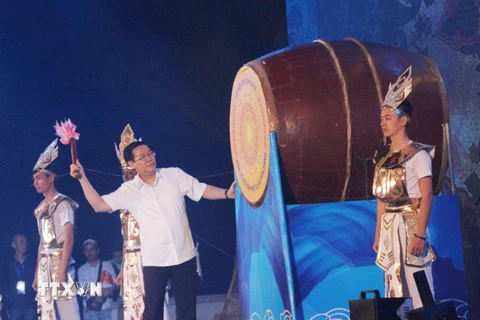 Phó Thủ tướng Vương Đình Huệ đánh trống Khai mạc Lễ hội du lịch Cửa Lò 2019. (Ảnh: Nguyễn Oanh/TTXVN)
