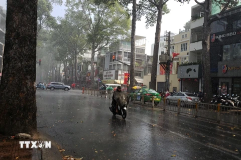 Mưa trái mùa xảy ra trên đường Nguyễn Tri Phương, Quận 10, Thành phố Hồ Chí Minh, chiều 27/4. (Ảnh: Xuân Dự/TTXVN)