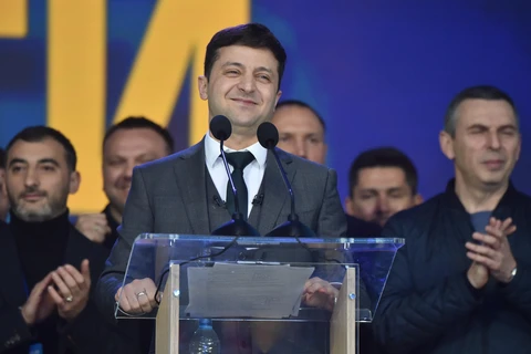 Ứng viên Tổng thống Ukraine Volodymyr Zelensky (giữa) trong cuộc tranh luận trực tiếp tại Kiev ngày 19/4/2019. (Nguồn: AFP/TTXVN)