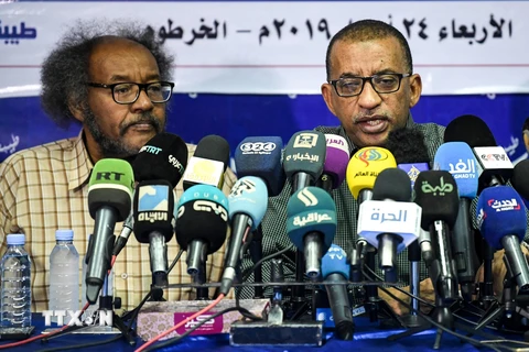 Thủ lĩnh các nhóm biểu tình thuộc phong trào Liên minh vì sự thay đổi và tự do ở Sudan trong cuộc họp báo ở Khartoum ngày 24/4/2019. (Nguồn: AFP/TTXVN)