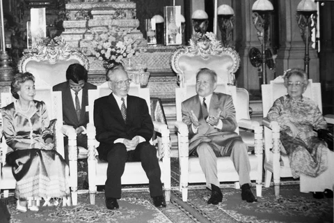 Quốc vương Campuchia Norodom Sihanouk và Hoàng hậu tiếp Chủ tịch nước Lê Đức Anh và Phu nhân thăm chính thức Campuchia, ngày 8/8/1995, tại Phnom Penh. (Ảnh: Cao Phong/TTXVN)