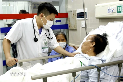 Mỗi ngày, khoa Cấp cứu A9 - bệnh viện Bạch Mai là tuyến cuối thường xuyên tiếp nhận 150-180 ca bệnh nặng và phức tạp, trong đó hàng chục ca liên quan đến đột quỵ, tai biến mạch máu não do thời tiết nắng nóng. (Ảnh: Dương Ngọc/TTXVN)