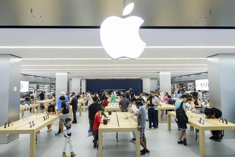 Khách hàng tham quan tại một cửa hàng giới thiệu sản phẩm của Apple ở New York, Mỹ ngày 2/8/2018. (Nguồn: THX/TTXVN)