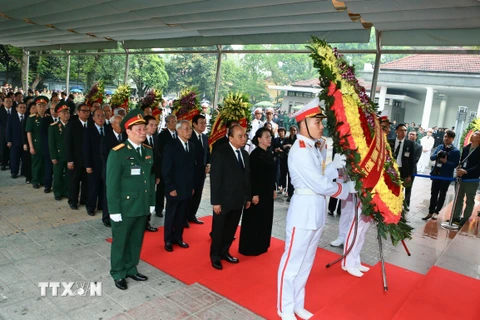 Đoàn đại biểu Ban Chấp hành Trung ương Đảng Cộng sản Việt Nam chuẩn bị vào viếng nguyên Chủ tịch nước, Đại tướng Lê Đức Anh. (Nguồn: TTXVN)