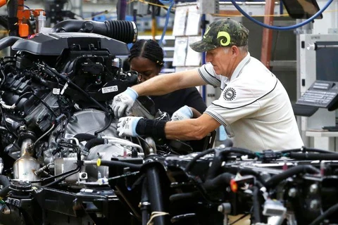 Công nhân làm việc trong nhà máy Fiat Chrysler Automobiles ở Michigan. (Nguồn: Reuters)