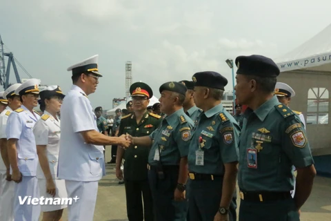 Đại tá Nguyễn Đức Nam (trái) bắt tay tạm biệt trước khi lên tàu rời cảng Tanjung Priok. (Ảnh: Hải Ngọc/Vietnam+)