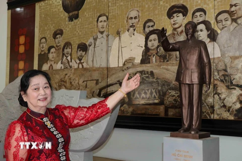 Bà Bế Thanh Súy, cựu học sinh Trường vùng cao Khu tự trị Thái-Mèo, đã vinh dự được tặng hoa và đứng cạnh Bác Hồ trên lễ đài. (Ảnh: Nguyễn Cường/TTXVN)