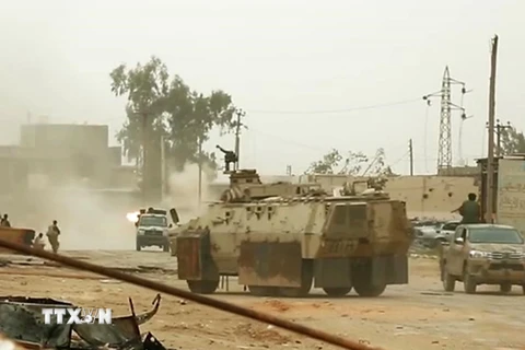 Giao tranh giữa lực lượng trung thành với Tướng Khalifa Haftar và binh sỹ quân đội Chính phủ Đoàn kết dân tộc Libya (GNA) tại khu vực ngoại ô Tripoli ngày 24/4. (Nguồn: AFP/TTXVN)
