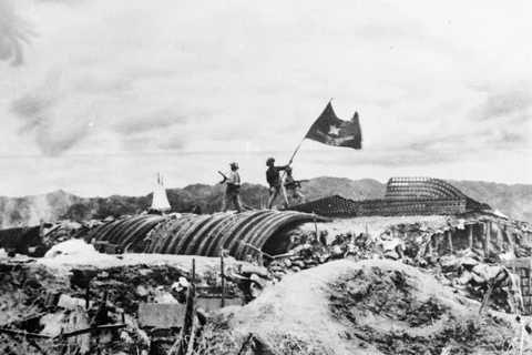 Chiều 7/5/1954, lá cờ "Quyết chiến - Quyết thắng" của quân đội nhân dân Việt Nam tung bay trên nóc hầm tướng De Castries. Chiến dịch lịch sử Điện Biên Phủ đã toàn thắng. (Ảnh: Tư liệu TTXVN)