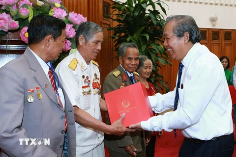 Phó Thủ tướng Thường trực Chính phủ Trương Hòa Bình tặng quà lưu niệm cho các đại biểu. (Ảnh: Doãn Tấn/TTXVN)