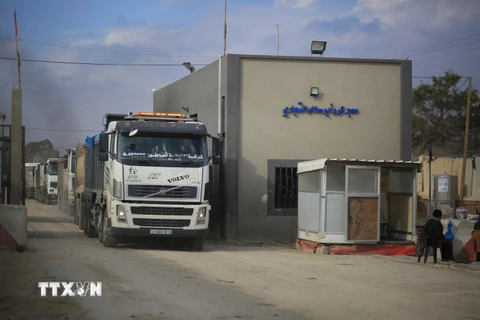 Xe tải đi qua cửa khẩu Kerem Shalom ở Rafah, phía nam Dải Gaza. (Nguồn: THX/ TTXVN)