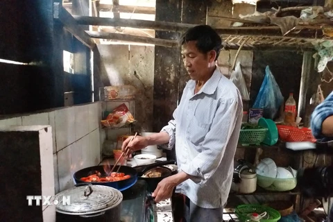 Gia đình ông Vũ Văn Thính, thôn Thái Vôi, xã Xuân Quang, huyện Bảo Thắng, tỉnh Lào Cai, sử dụng biogas để đun nấu và thắp sáng thay thế nhiên liệu khác. (Ảnh: Hương Thu/TTXVN)