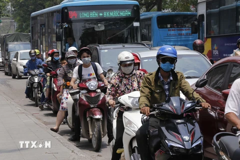 Người dân Thủ đô tham gia giao thông trên tuyến đường Minh Khai-Tam Trinh trong đợt nắng nóng gần 40 độ C vừa qua. (Ảnh: Doãn Tấn-TTXVN)