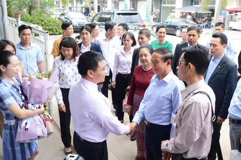 Phó Chủ tịch Ủy ban Nhân dân tỉnh Nguyễn Văn Thắng chào mừng Tổng thống Myanmar Win Myint cùng phu nhân và các thành viên trong đoàn đến tham quan Vịnh Hạ Long. (Nguồn: quangninh.gov.vn)