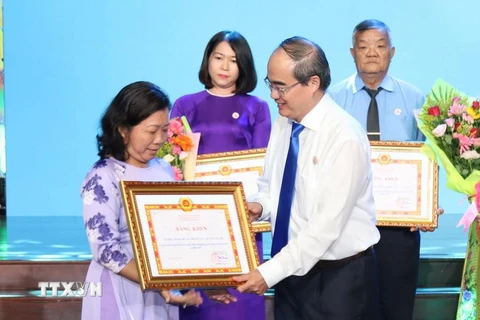 Bí thư Thành ủy Thành phố Hồ Chí Minh Nguyễn Thiện Nhân trao bằng khen cho các cá nhân tại lễ tuyên dương. (Ảnh: Trần Xuân Tình/TTXVN)