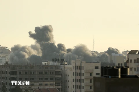 Khói bốc lên sau vụ không kích của Israel xuống thành phố Gaza ngày 5/5/2019. (Nguồn: THX/TTXVN)