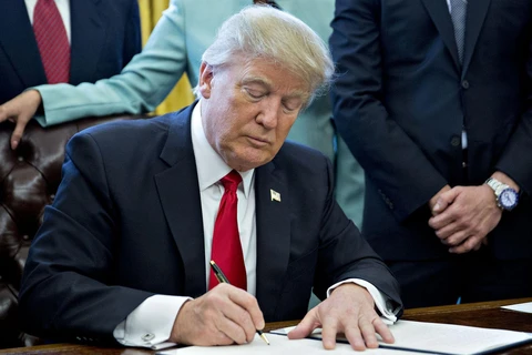 Tổng thống Mỹ Donald Trump ký sắc lệnh hành pháp tuyên bố tình trạng khẩn cấp quốc gia đối với các mối đe dọa chống lại công nghệ Mỹ. (Nguồn: Getty Images)