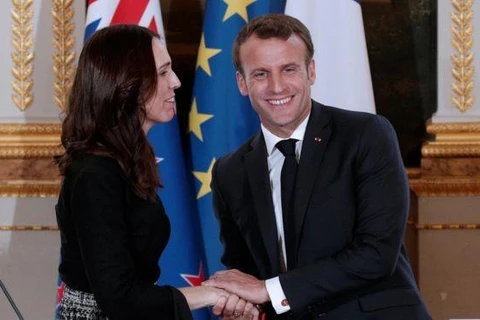 Tổng thống Pháp Emmanuel Macron và Thủ tướng New Zealand Jacinda Ardern. (Nguồn: Reuters)