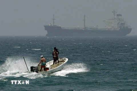 Ảnh tư liệu: Tàu của ngư dân di chuyển tại vùng biển ngoài khơi Fujairah, UAE, gần eo biển Hormuz, ngày 30/5/2012. (Nguồn: AP/TTXVN)