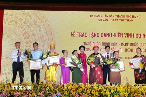 Lãnh đạo thành phố Hà Nội trao tặng danh hiệu vinh dự Nhà nước cho các nghệ nhân nhân dân. (Ảnh: Đinh Thuận/TTXVN)