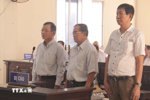 Các bị cáo Cao Minh Huệ, Phan Văn Trung, Đỗ Văn Sâm (từ phải qua trái). (Ảnh: Huyền Trang/TTXVN)
