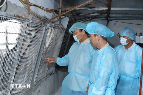 Thủ tướng Nguyễn Xuân Phúc đi kiểm tra tình hình phòng, chống dịch tả lợn Châu Phi xã Hợp tác xã nông nghiệp hữu cơ Tiên Dương. (Ảnh: Thống Nhất/TTXVN)