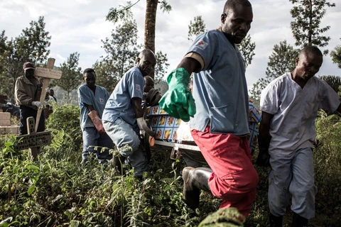 An táng một nạn nhân của đại dịch Ebola ở Cộng hòa Dân chủ Congo. (Nguồn: Getty Images)